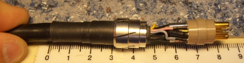 Sämtliche Abstände zu den Pins, zum Kontaktkörper, zum Kabel und zur Zugentlastung müssen vor dem Löten berücksichtigt werden.